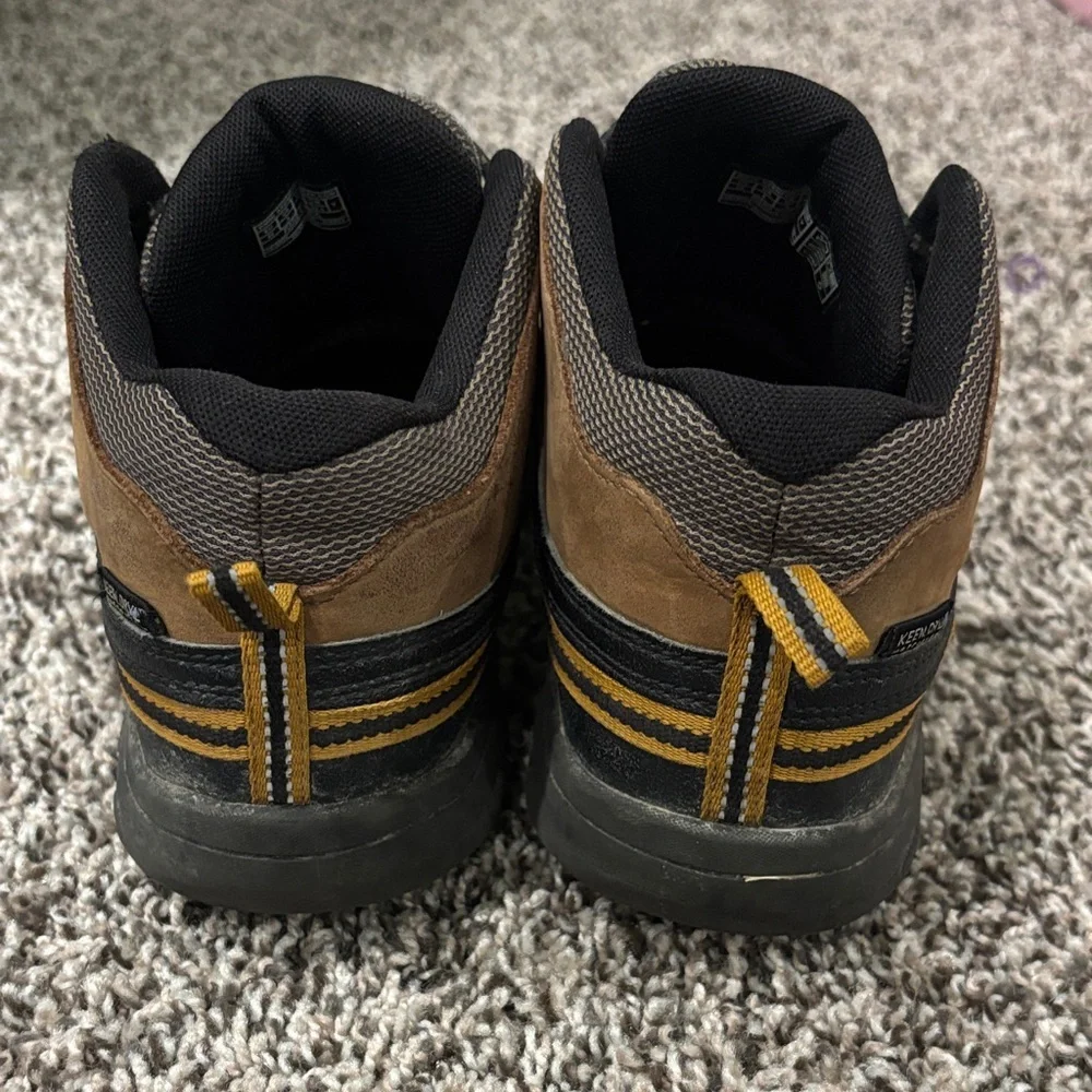 Keen Boys Tan and Black Hiking Boots Size 4